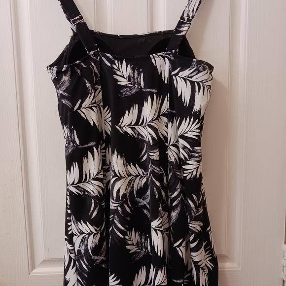 Women's bathing suit 1 piece, black and white floral print, NWT, Size 14 - Picture 2 of 5